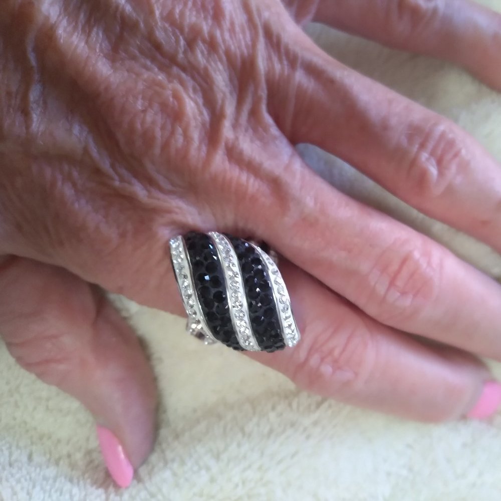 NWOT COSTUME BLACK DIAMOND COCKTAIL RING